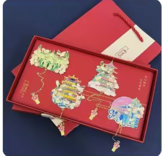国产 卡片 东湖+黄鹤楼 +长江大桥+古德寺 红色四件套礼盒+手提袋4件套